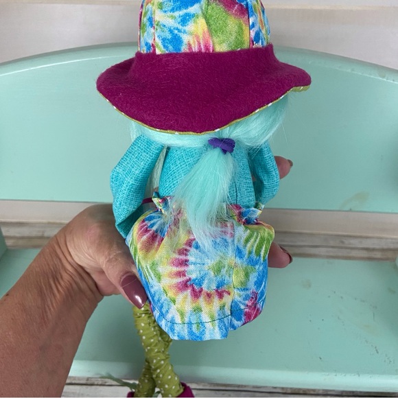 🚫SOLD🚫Tie Dye Hippie Gnome Girl Shelf Sitter Home Decor Hat Bendable Arms Legs - Picture 10 of 13